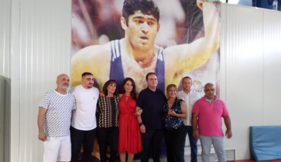 A generic square placeholder image with rounded corners in a figure.