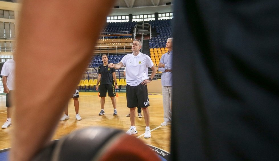 A generic square placeholder image with rounded corners in a figure.