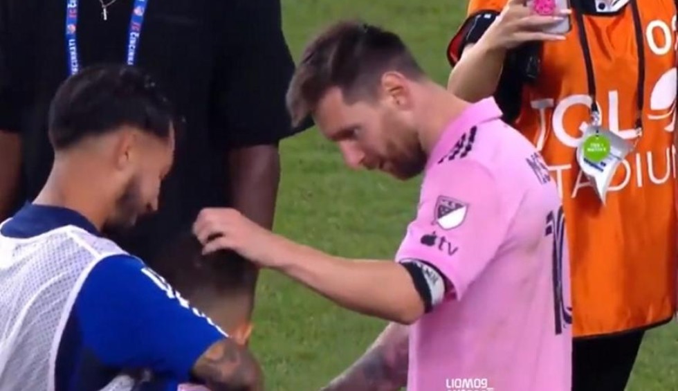 A generic square placeholder image with rounded corners in a figure.