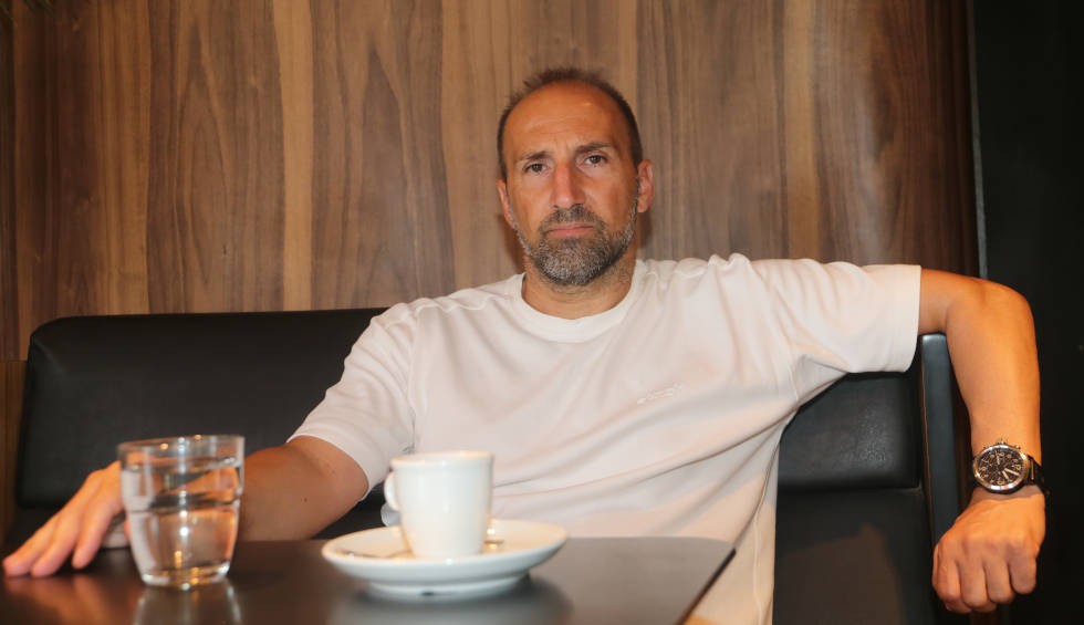 A generic square placeholder image with rounded corners in a figure.