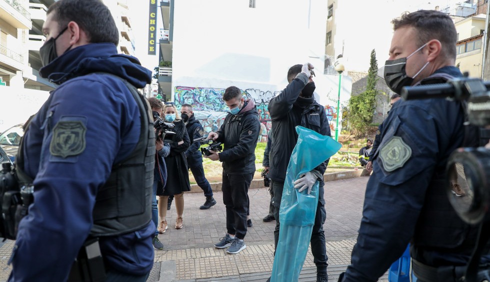 A generic square placeholder image with rounded corners in a figure.