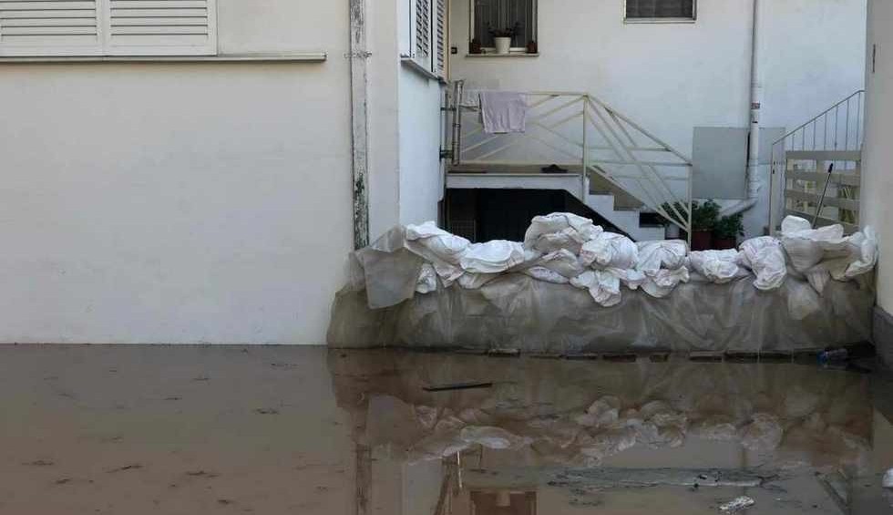 A generic square placeholder image with rounded corners in a figure.