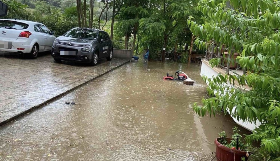 A generic square placeholder image with rounded corners in a figure.