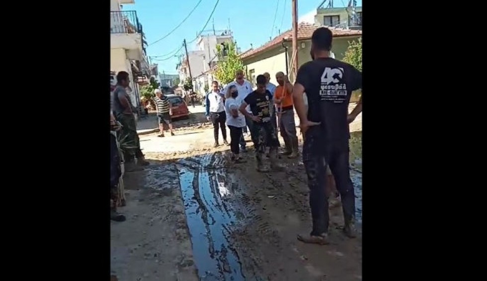 A generic square placeholder image with rounded corners in a figure.