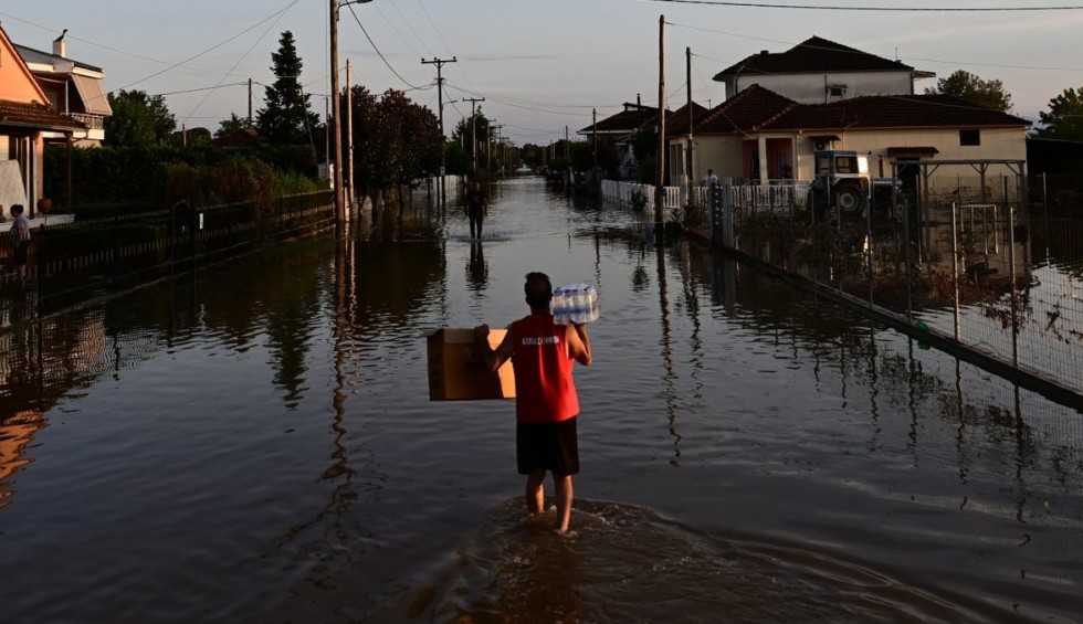 A generic square placeholder image with rounded corners in a figure.