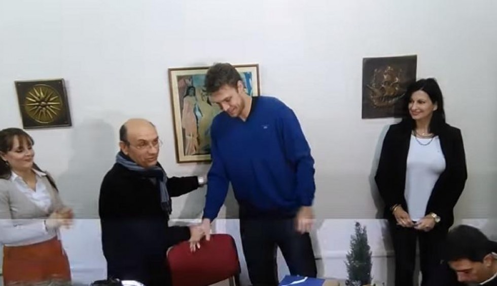 A generic square placeholder image with rounded corners in a figure.