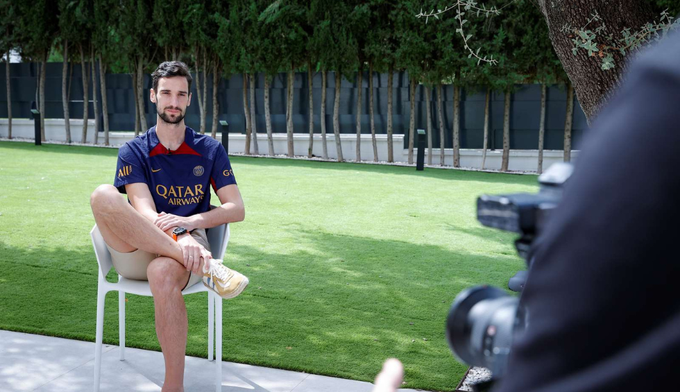 A generic square placeholder image with rounded corners in a figure.