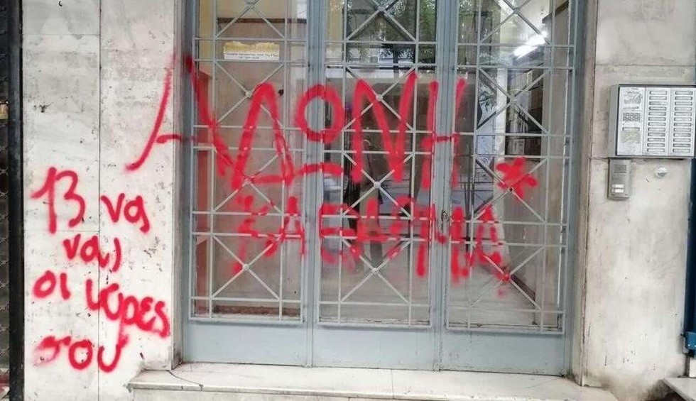 A generic square placeholder image with rounded corners in a figure.