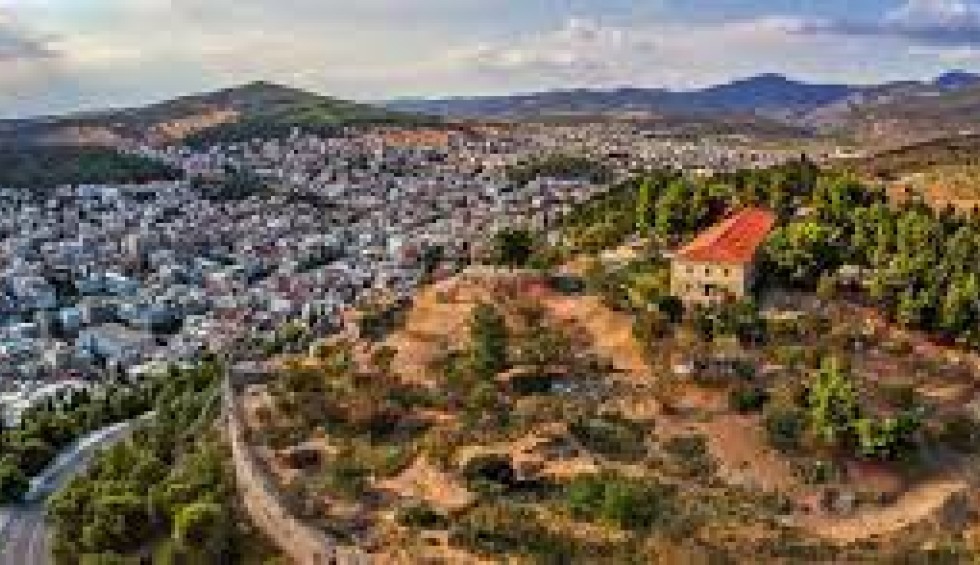 A generic square placeholder image with rounded corners in a figure.