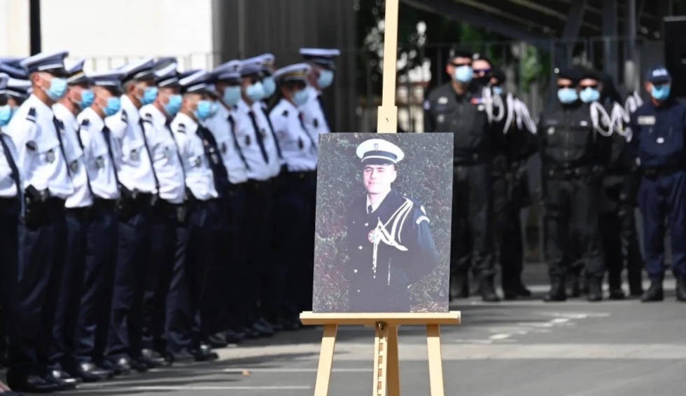 A generic square placeholder image with rounded corners in a figure.