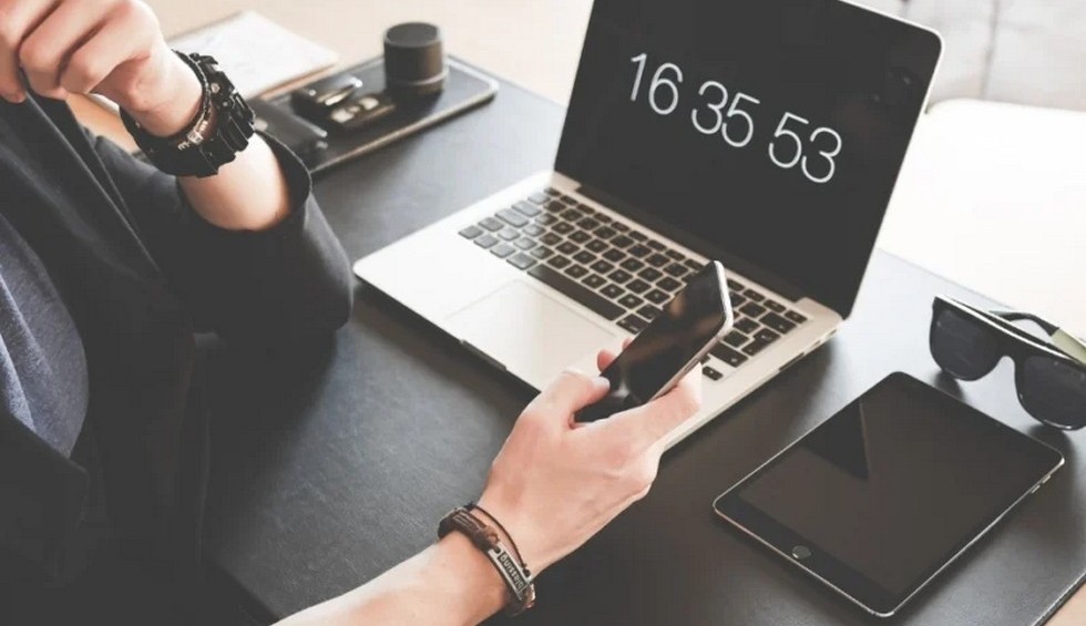 A generic square placeholder image with rounded corners in a figure.