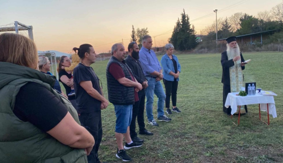 A generic square placeholder image with rounded corners in a figure.