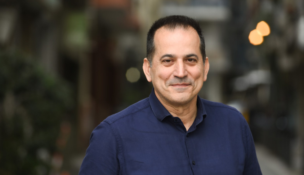 A generic square placeholder image with rounded corners in a figure.