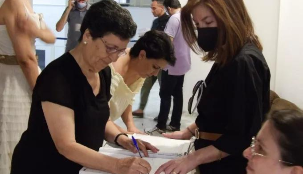 A generic square placeholder image with rounded corners in a figure.