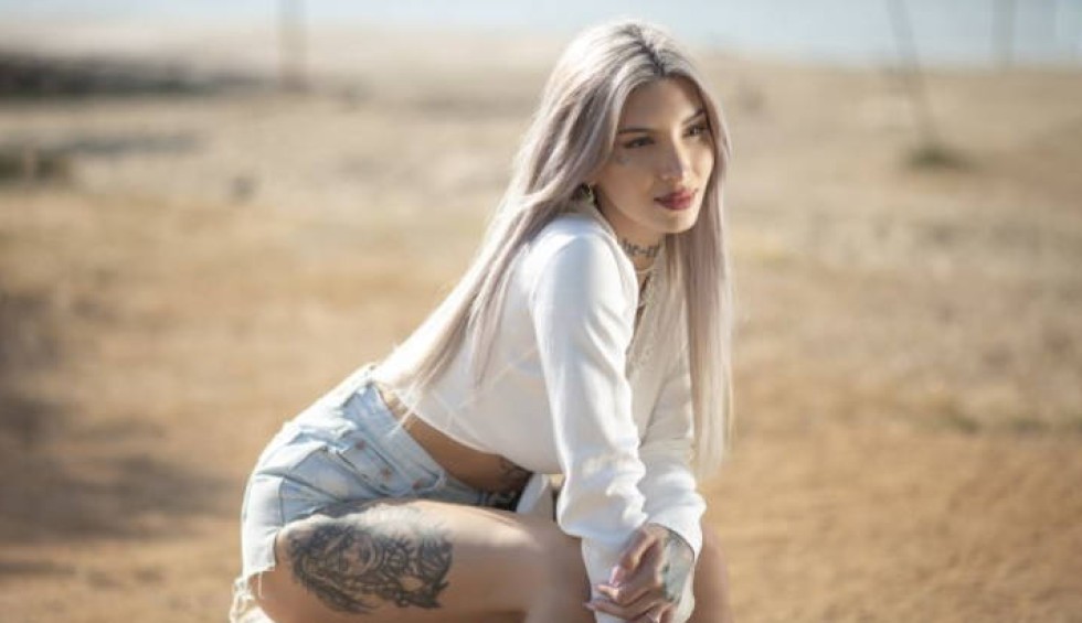 A generic square placeholder image with rounded corners in a figure.