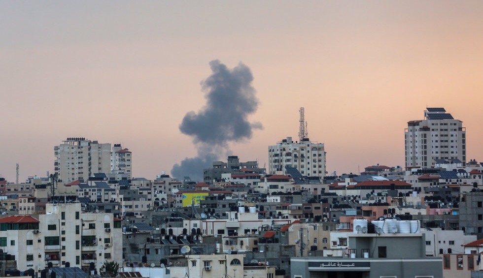 A generic square placeholder image with rounded corners in a figure.