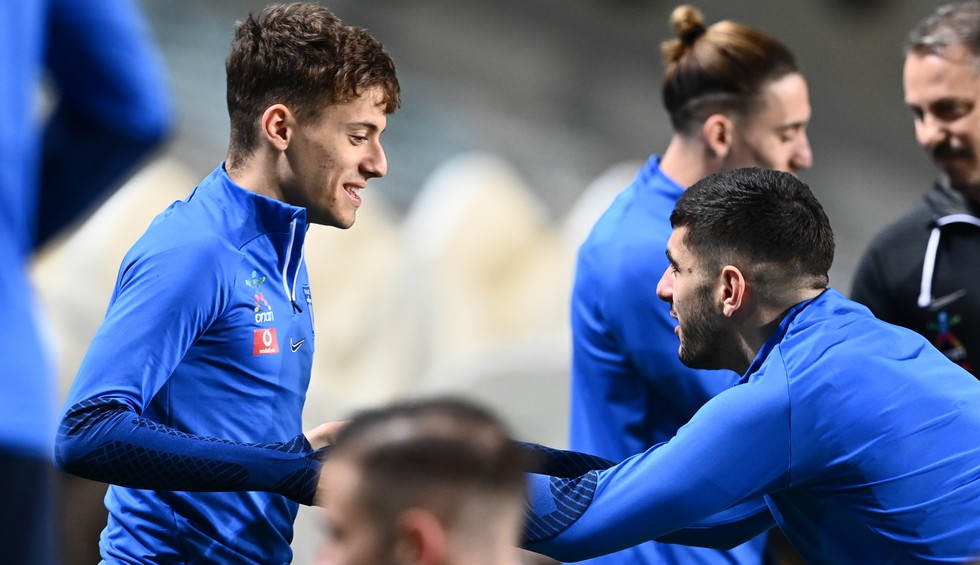 A generic square placeholder image with rounded corners in a figure.