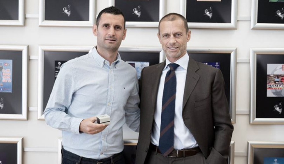 A generic square placeholder image with rounded corners in a figure.