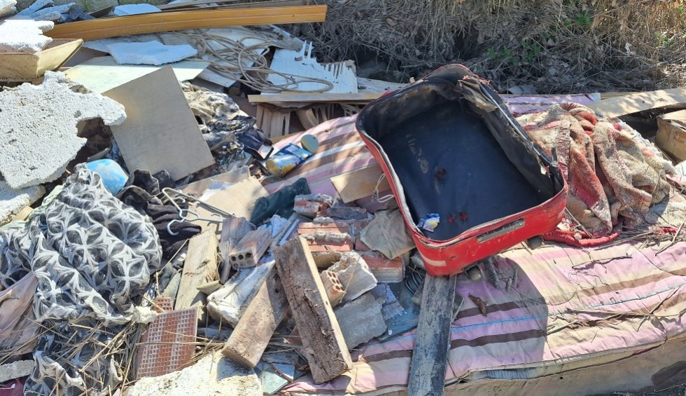 A generic square placeholder image with rounded corners in a figure.