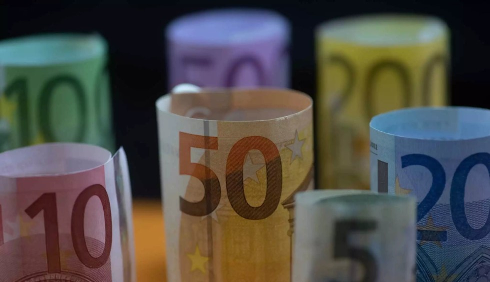 A generic square placeholder image with rounded corners in a figure.