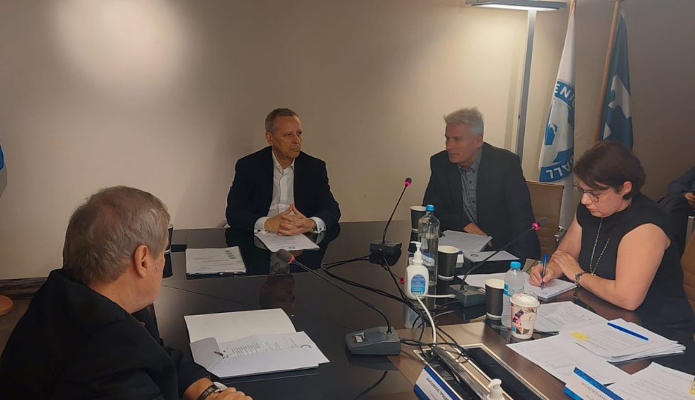 A generic square placeholder image with rounded corners in a figure.