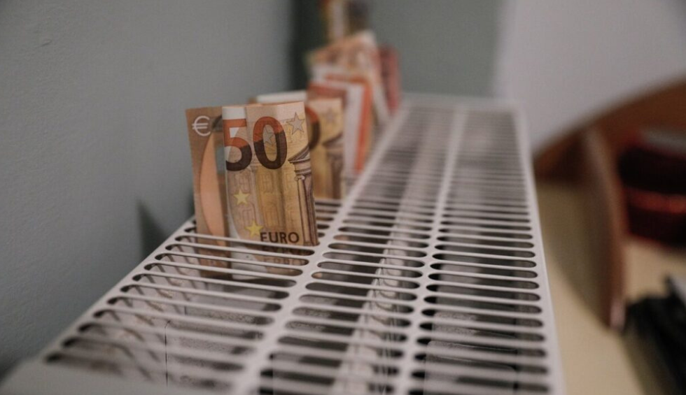 A generic square placeholder image with rounded corners in a figure.