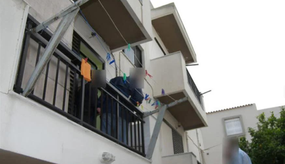 A generic square placeholder image with rounded corners in a figure.