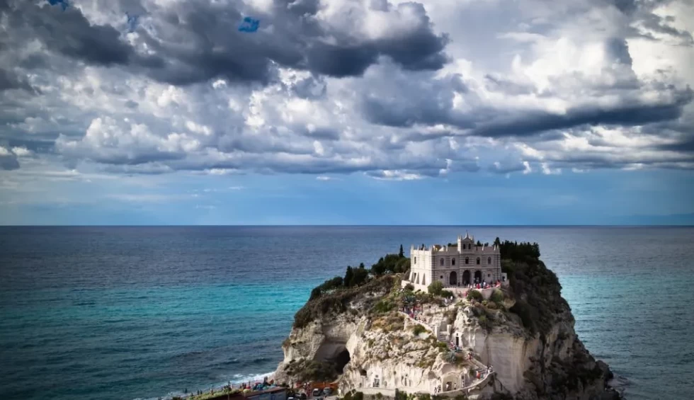 A generic square placeholder image with rounded corners in a figure.