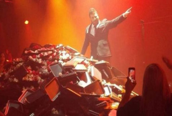 A generic square placeholder image with rounded corners in a figure.