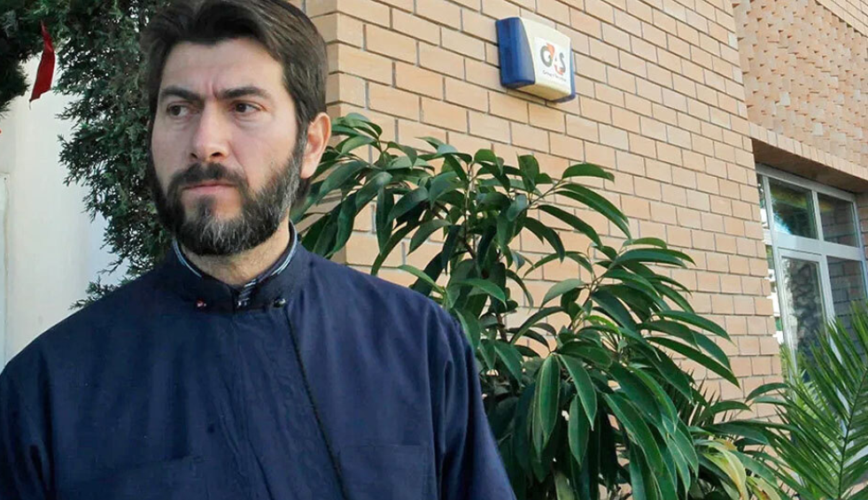 A generic square placeholder image with rounded corners in a figure.