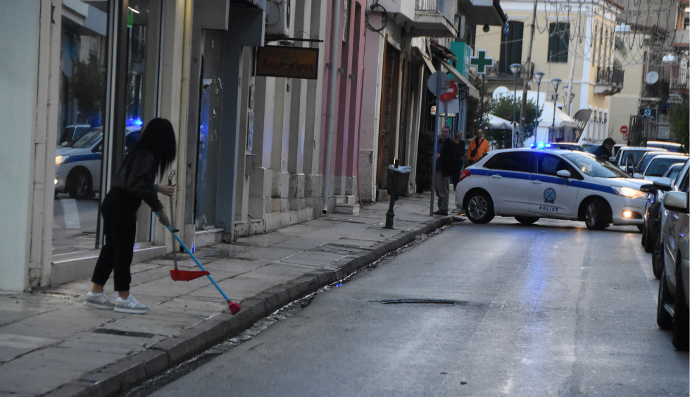 A generic square placeholder image with rounded corners in a figure.