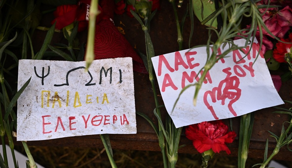 A generic square placeholder image with rounded corners in a figure.