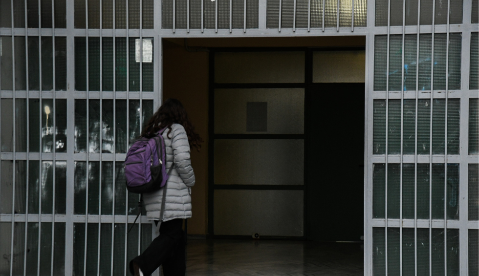 A generic square placeholder image with rounded corners in a figure.