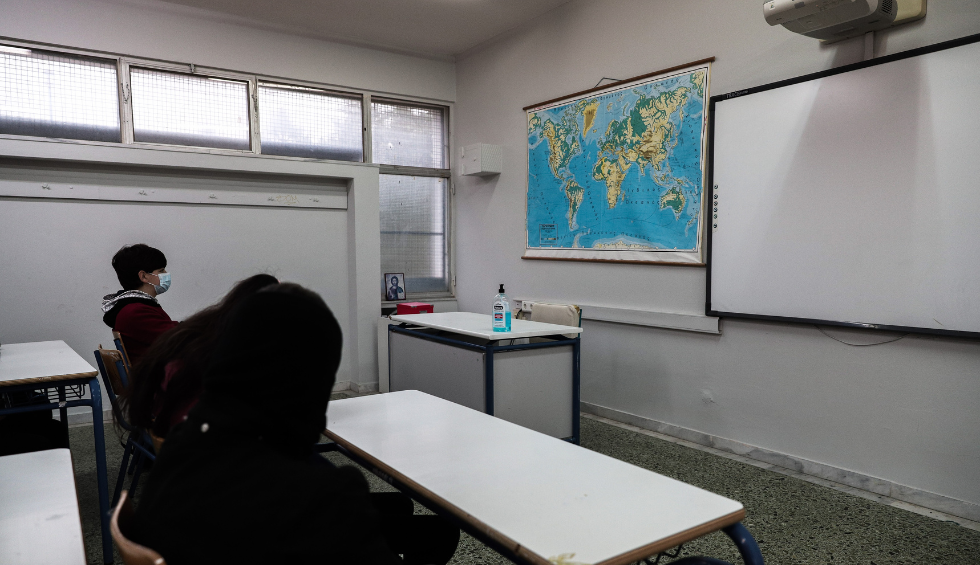 A generic square placeholder image with rounded corners in a figure.