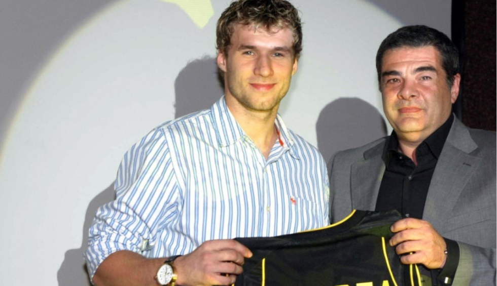 A generic square placeholder image with rounded corners in a figure.