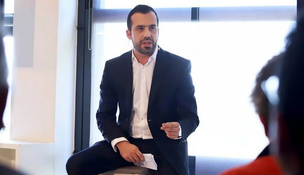 A generic square placeholder image with rounded corners in a figure.