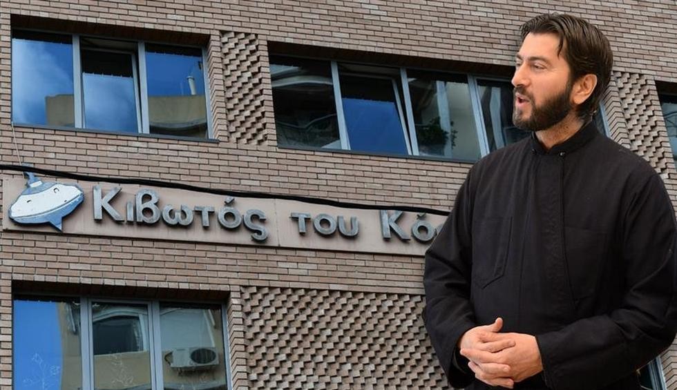 A generic square placeholder image with rounded corners in a figure.