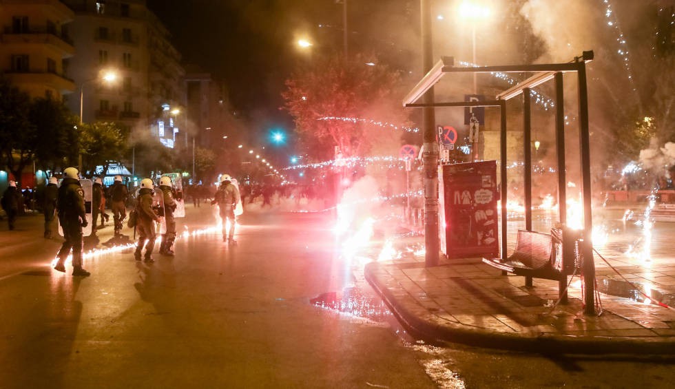 A generic square placeholder image with rounded corners in a figure.