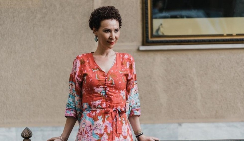 A generic square placeholder image with rounded corners in a figure.