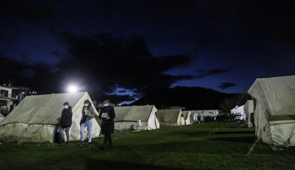 A generic square placeholder image with rounded corners in a figure.