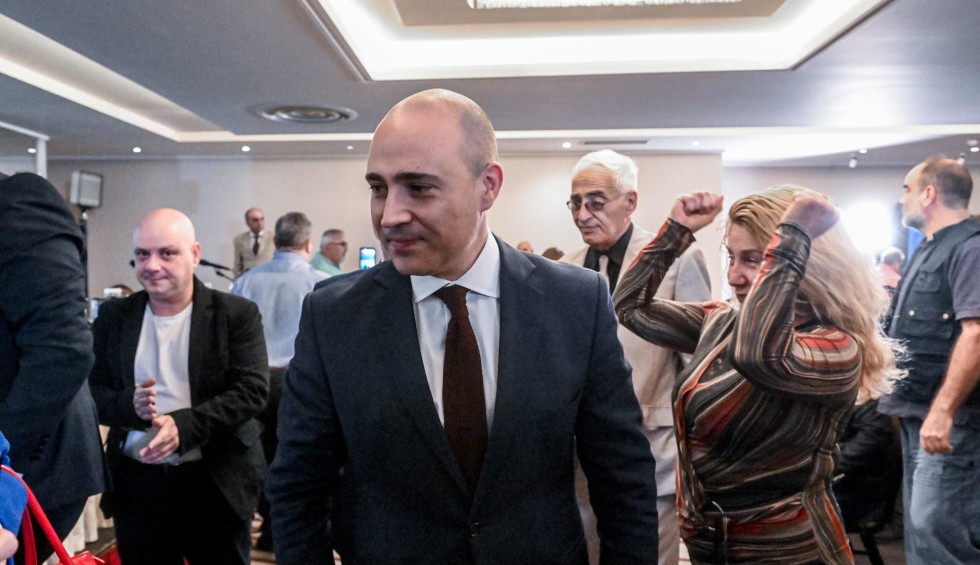 A generic square placeholder image with rounded corners in a figure.