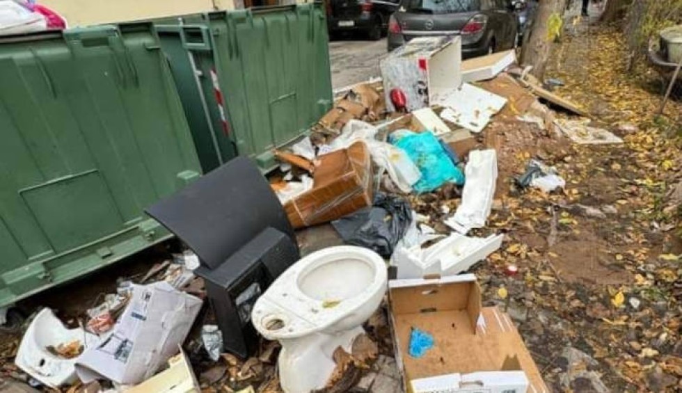 A generic square placeholder image with rounded corners in a figure.