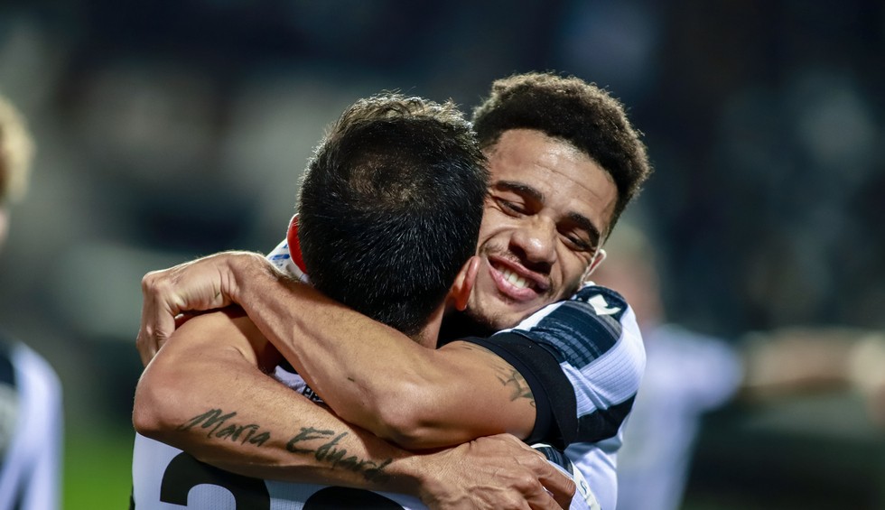 A generic square placeholder image with rounded corners in a figure.