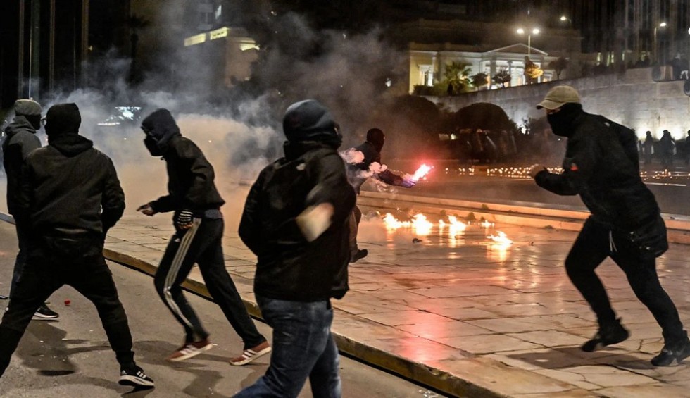 A generic square placeholder image with rounded corners in a figure.