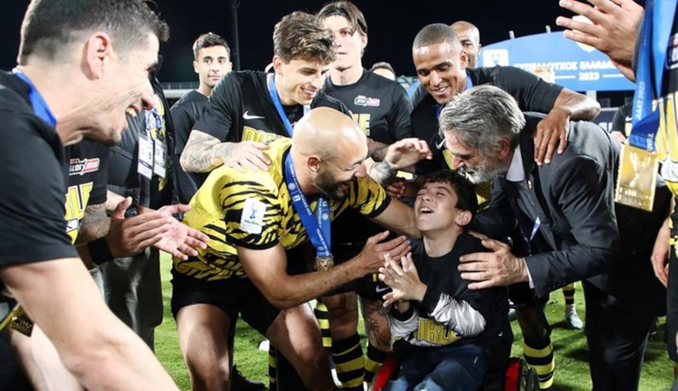 A generic square placeholder image with rounded corners in a figure.