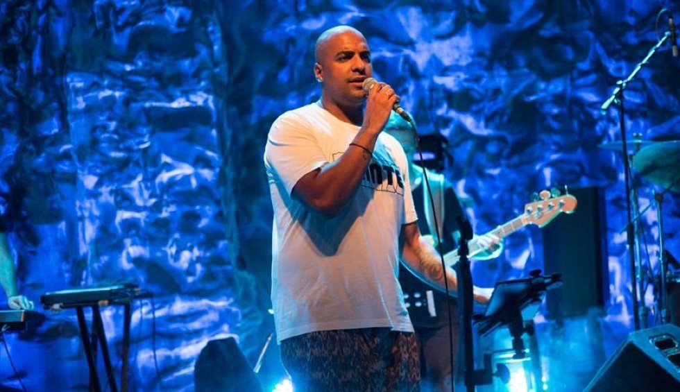 A generic square placeholder image with rounded corners in a figure.