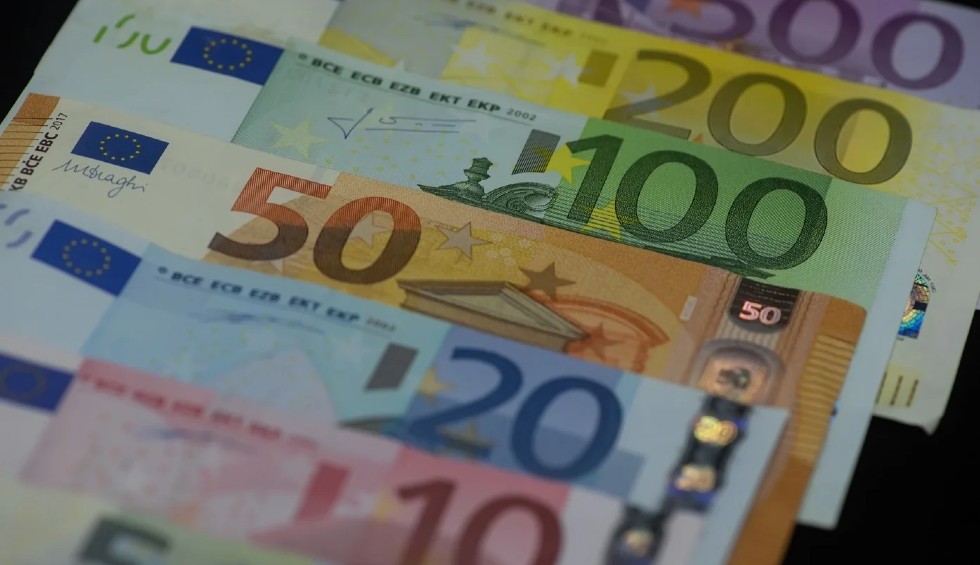 A generic square placeholder image with rounded corners in a figure.