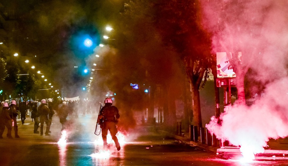 A generic square placeholder image with rounded corners in a figure.