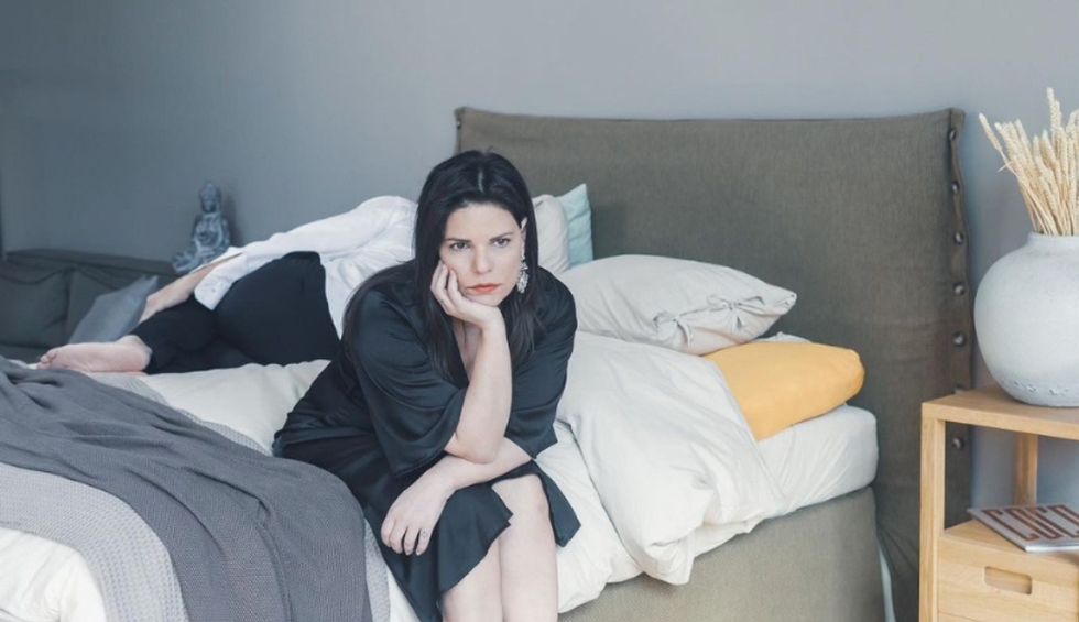 A generic square placeholder image with rounded corners in a figure.