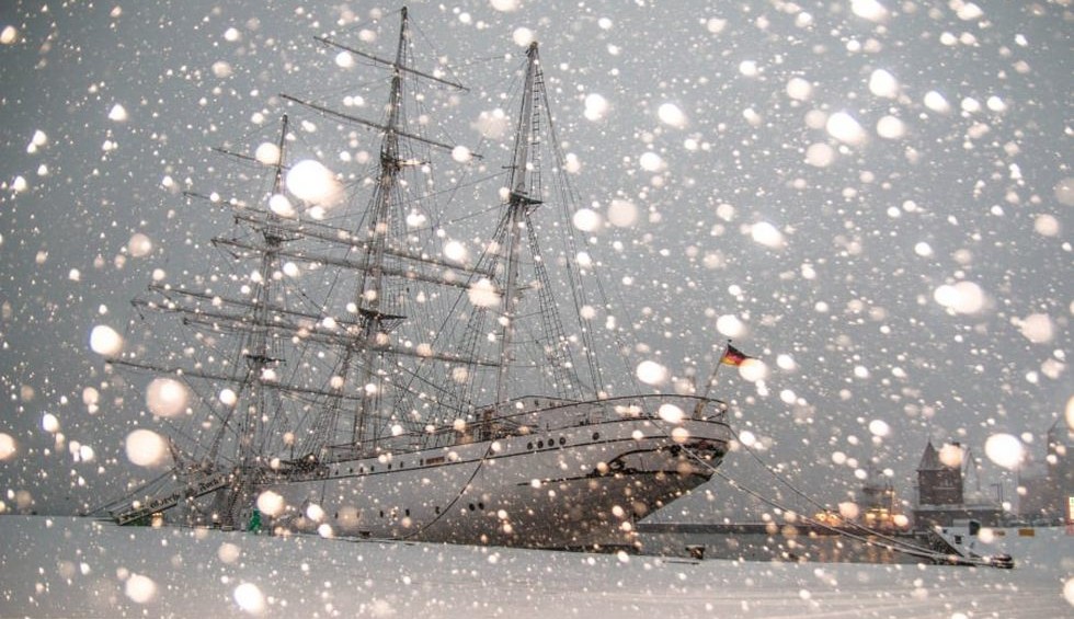 A generic square placeholder image with rounded corners in a figure.